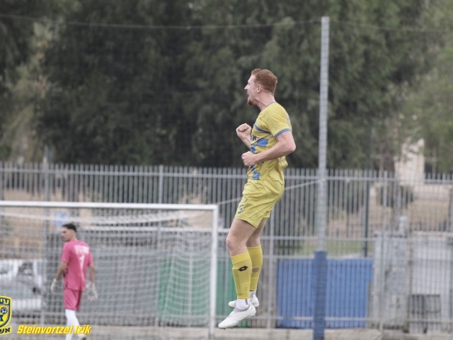 מנטייב. שמר בהגנה וכבש (איציק שטינוורצל)